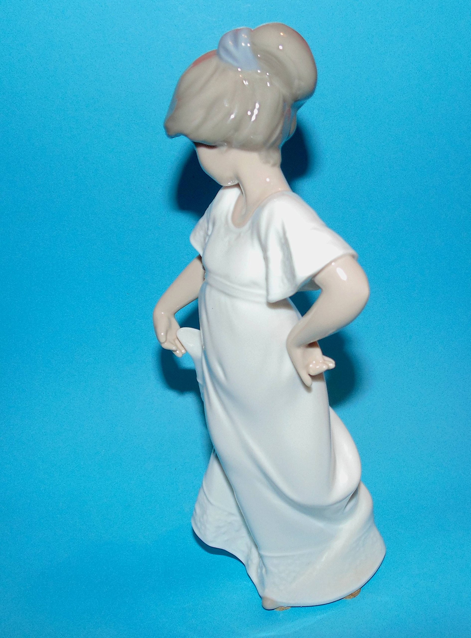 リヤドロ Lladro Nao by Lladro Girl Yawning 【公式通販】